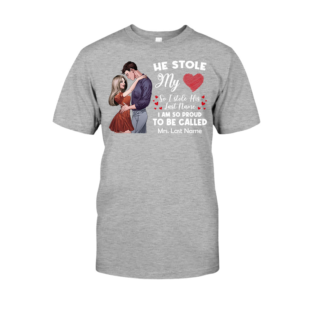 Er hat mein Herz gestohlen, ich seinen Nachnamen – Personalisiertes Partner-T-Shirt und Hoodie