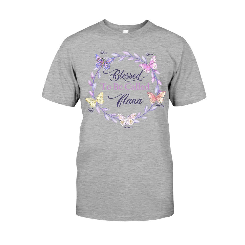 Gesegnet, Oma genannt zu werden – Personalisiertes T-Shirt und Hoodie für Omas