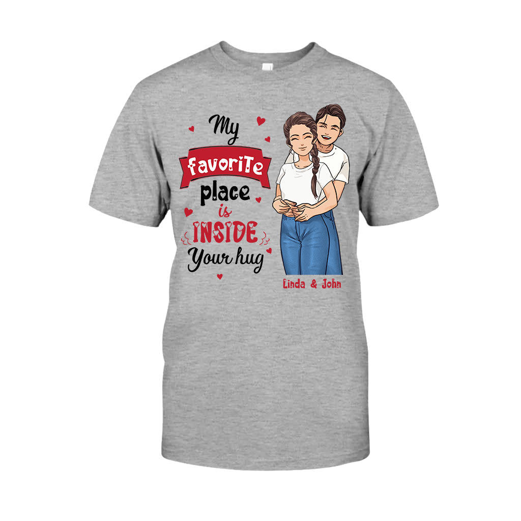 Mein Lieblingsplatz ist in deiner Umarmung – Personalisiertes Partner-T-Shirt und Hoodie