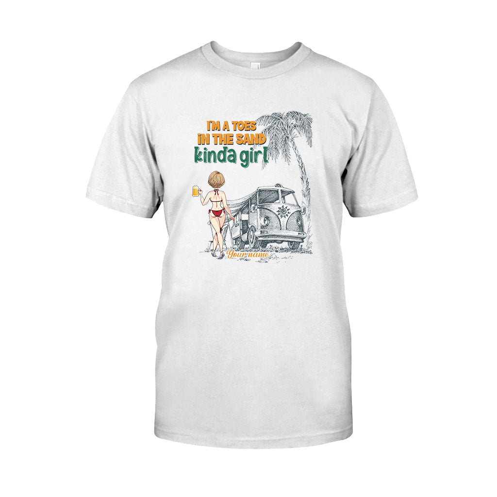 Ich bin ein Mädchen, das am liebsten mit den Zehen im Sand spielt – personalisiertes T-Shirt und Hoodie für Meeresliebhaber.