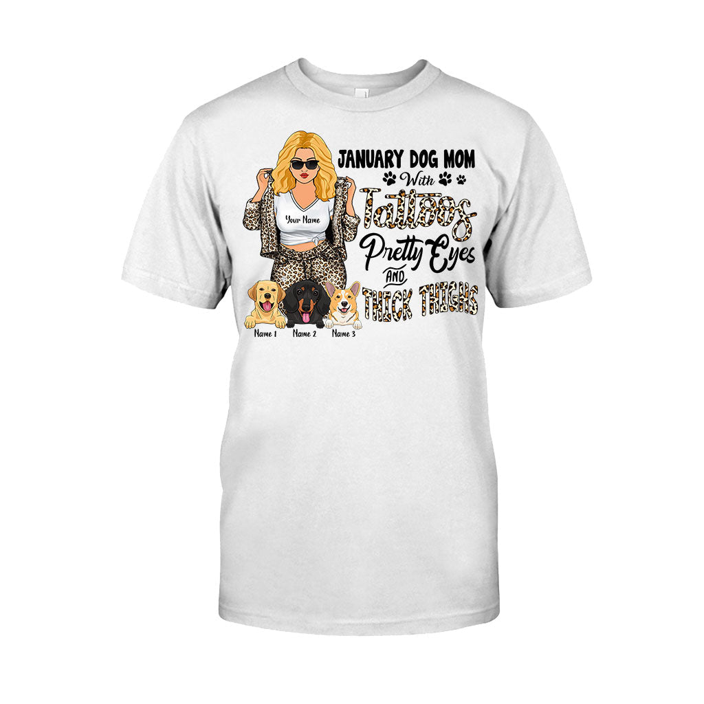 Hundemama mit Tattoos, schönen Augen und kräftigen Schenkeln – personalisiertes Muttertags-T-Shirt und Hoodie für Hundebesitzer.