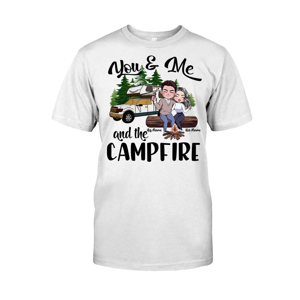 Du und ich und das Lagerfeuer – Personalisiertes Camping-T-Shirt und Hoodie