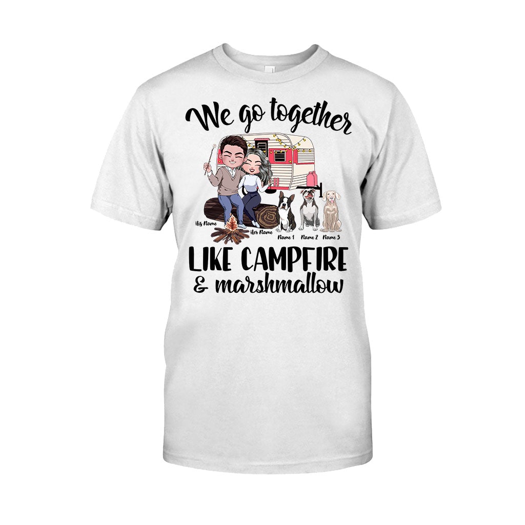 Du und ich und die Hunde und das Lagerfeuer – personalisiertes Camping-T-Shirt und Hoodie