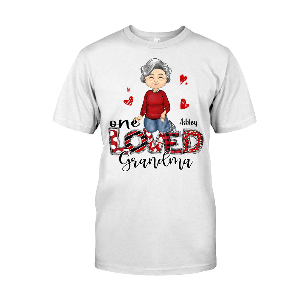 Eine geliebte Oma – Personalisiertes Valentinstags-T-Shirt und Hoodie für Oma