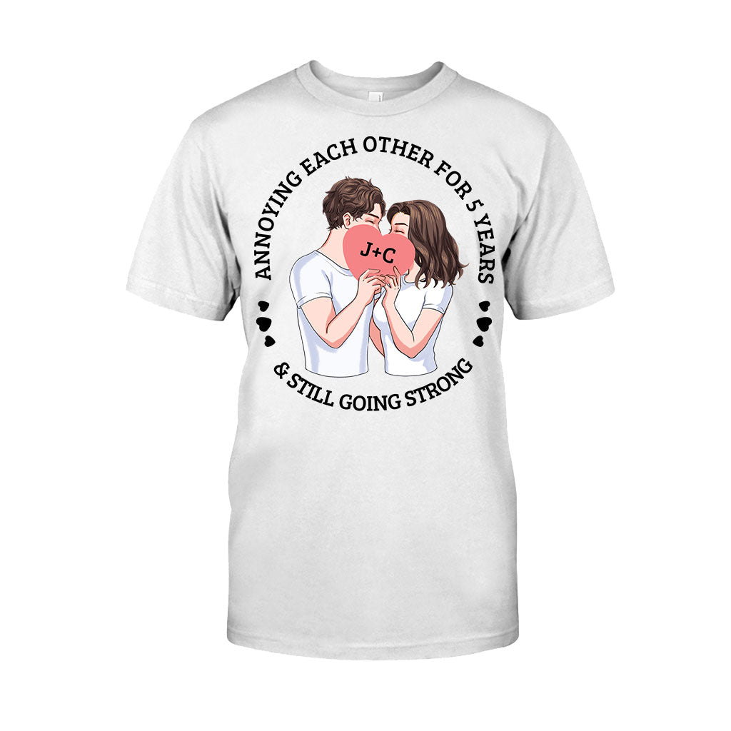 Sie ärgern sich seit Jahren und sind immer noch glücklich zusammen – personalisiertes Pärchen-T-Shirt und Hoodie