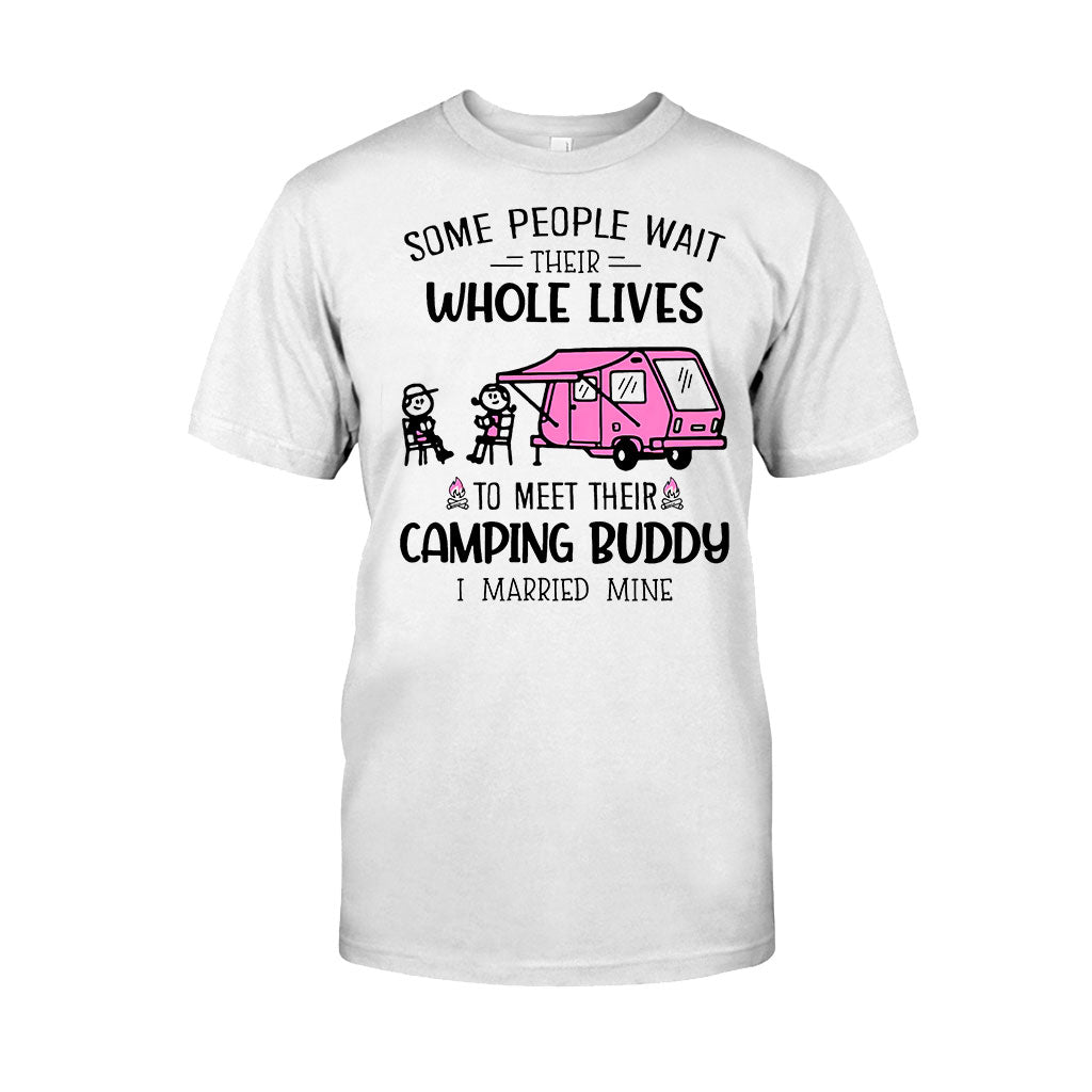 Manche Menschen warten ihr ganzes Leben lang – Camping-T-Shirt und Hoodie 112021