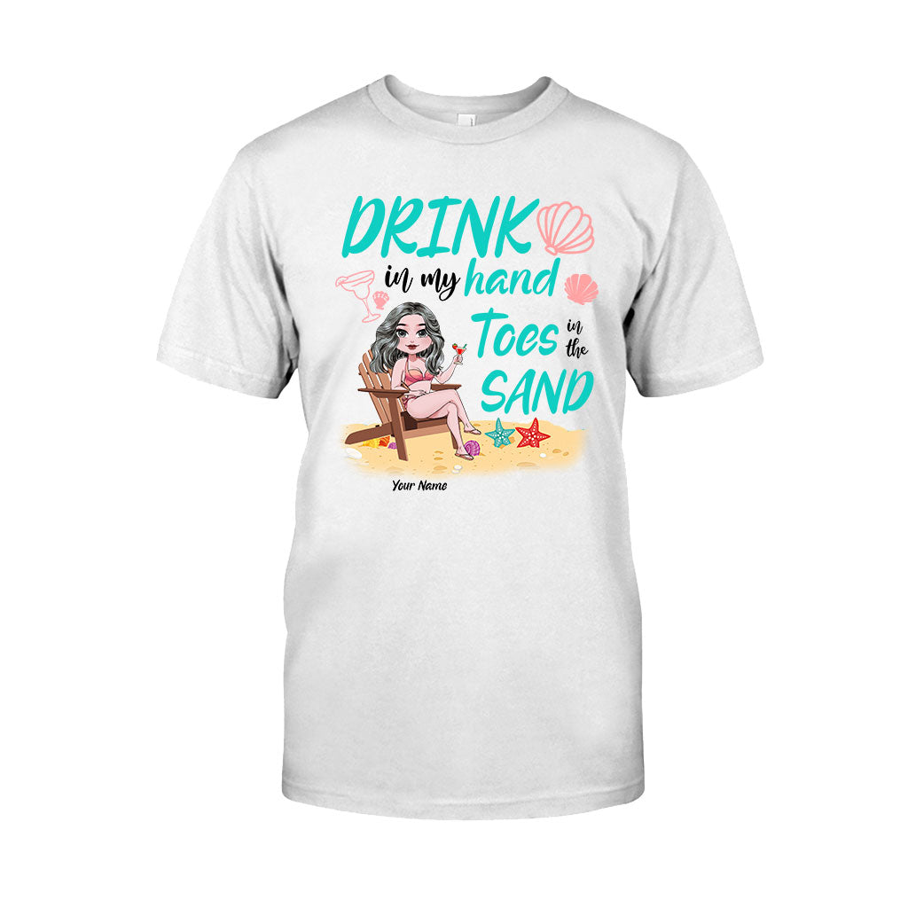 Drink in My Hand Toes The Sand - Personalisiertes T-Shirt und Hoodie für Meeresliebhaber