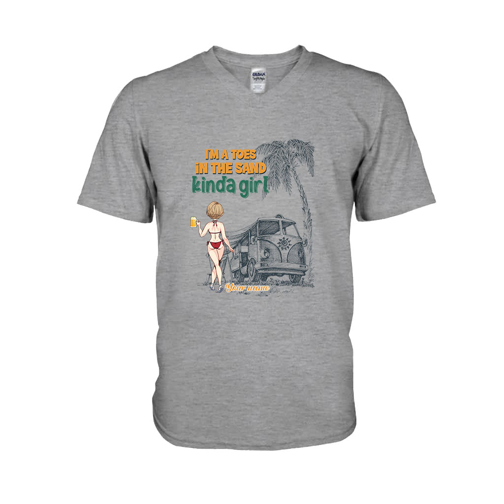 Ich bin ein Mädchen, das am liebsten mit den Zehen im Sand spielt – personalisiertes T-Shirt und Hoodie für Meeresliebhaber.