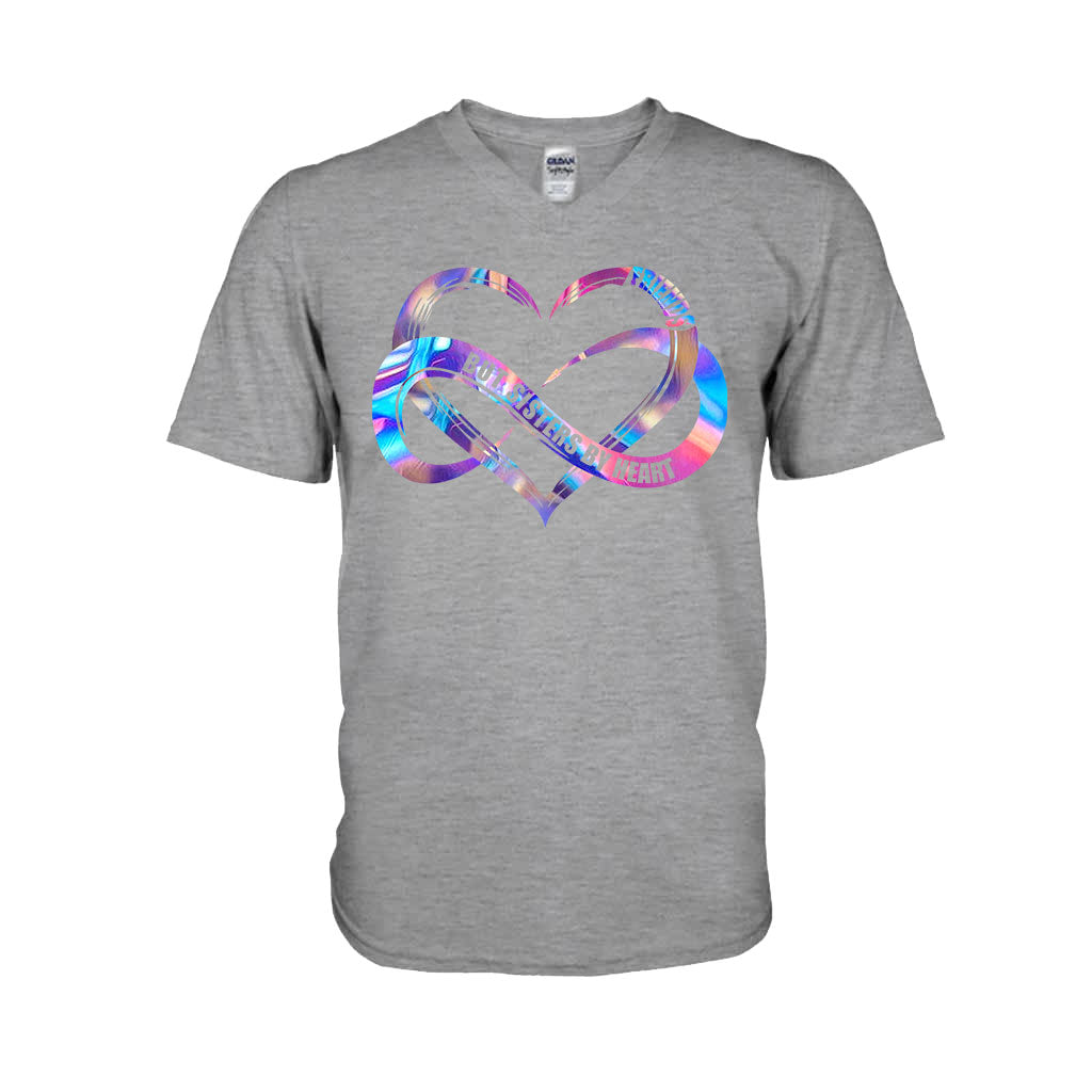 Nicht blutsverwandt, aber im Herzen Schwestern – Personalisiertes Bestie-T-Shirt und Hoodie
