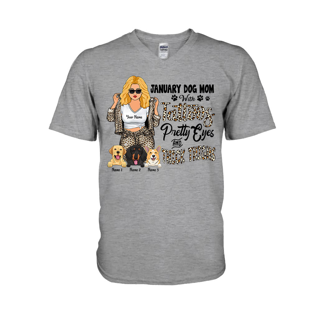 Hundemama mit Tattoos, schönen Augen und kräftigen Schenkeln – personalisiertes Muttertags-T-Shirt und Hoodie für Hundebesitzer.