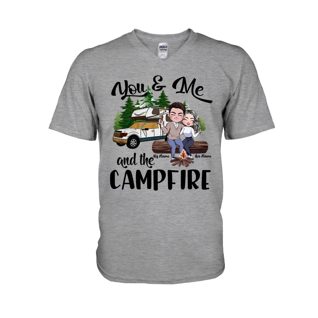 Du und ich und das Lagerfeuer – Personalisiertes Camping-T-Shirt und Hoodie