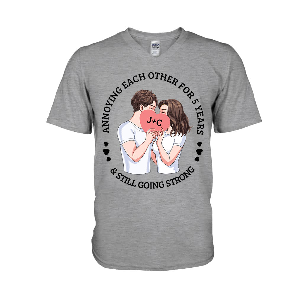 Sie ärgern sich seit Jahren und sind immer noch glücklich zusammen – personalisiertes Pärchen-T-Shirt und Hoodie