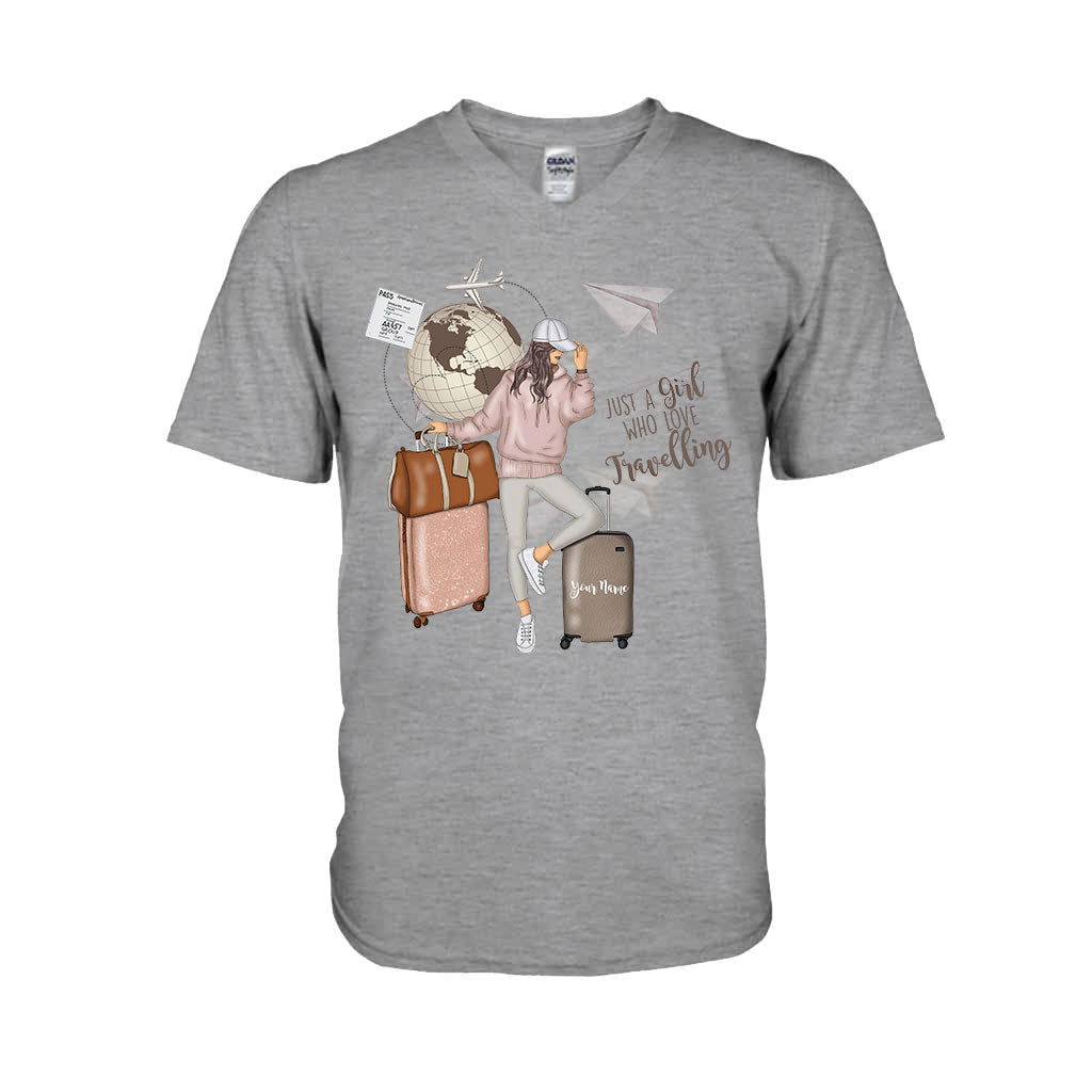Einfach ein Mädchen, das gerne reist – personalisiertes T-Shirt und Hoodie