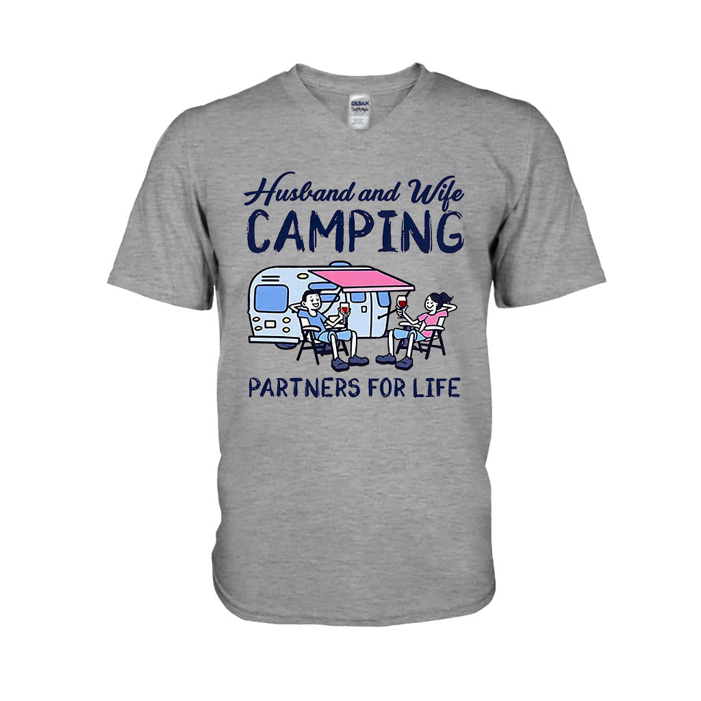 Campingpartner fürs Leben – Camping-T-Shirt und Hoodie für Ehepaare (112021)