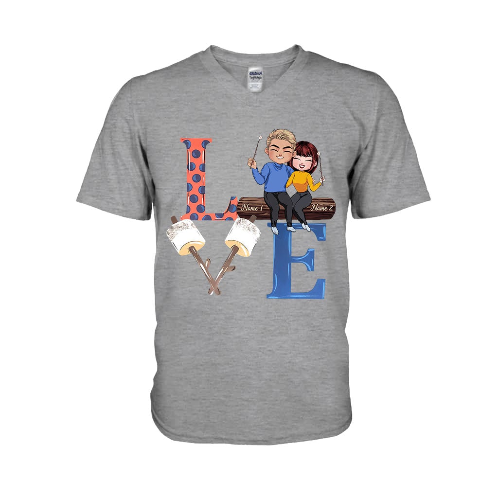 Liebespaare beim Camping – Personalisiertes T-Shirt und Hoodie