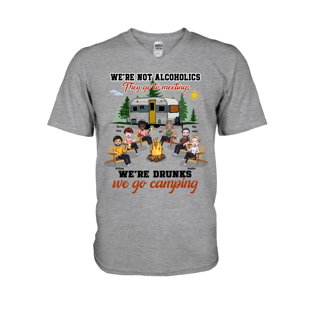 Wir sind keine Alkoholiker, die zum Treffen gehen – Personalisiertes Camping-T-Shirt und Hoodie