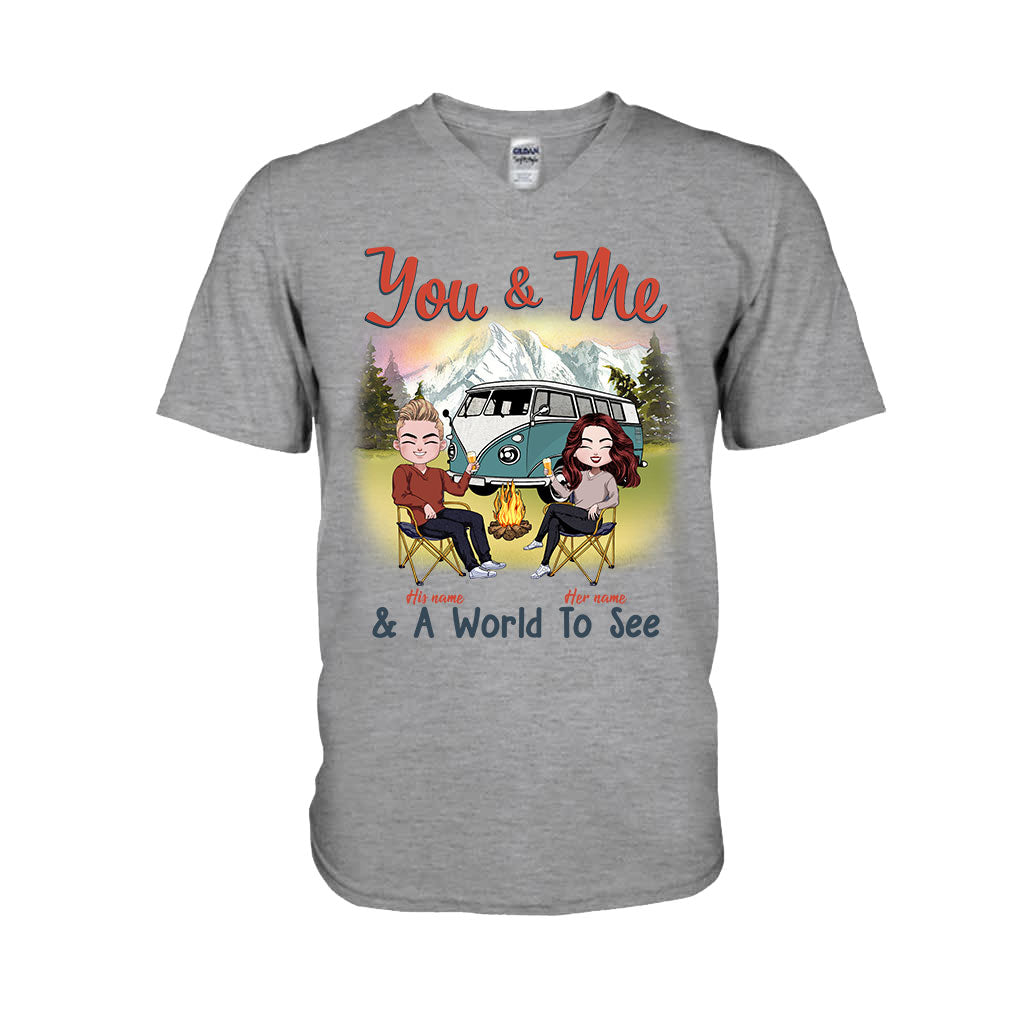 Du & Ich und eine Welt zu entdecken – personalisiertes Camping-T-Shirt und Hoodie