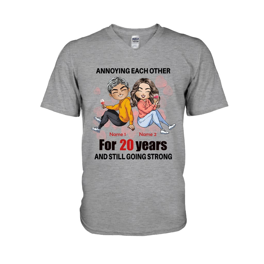 Ehepaar ärgert sich gegenseitig – Personalisiertes Partner-T-Shirt und Hoodie