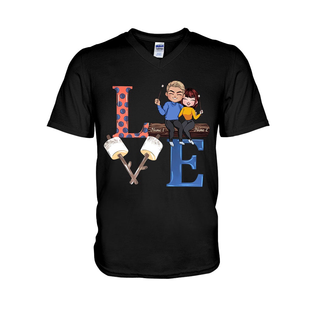 Liebespaare beim Camping – Personalisiertes T-Shirt und Hoodie