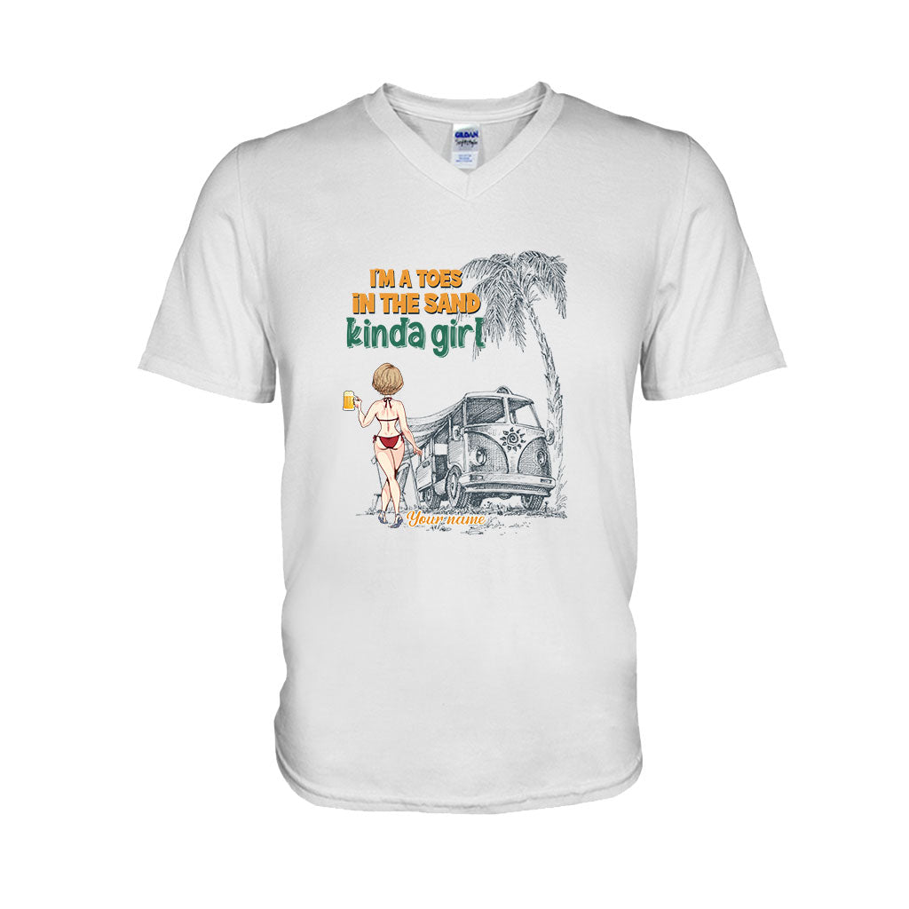 Ich bin ein Mädchen, das am liebsten mit den Zehen im Sand spielt – personalisiertes T-Shirt und Hoodie für Meeresliebhaber.