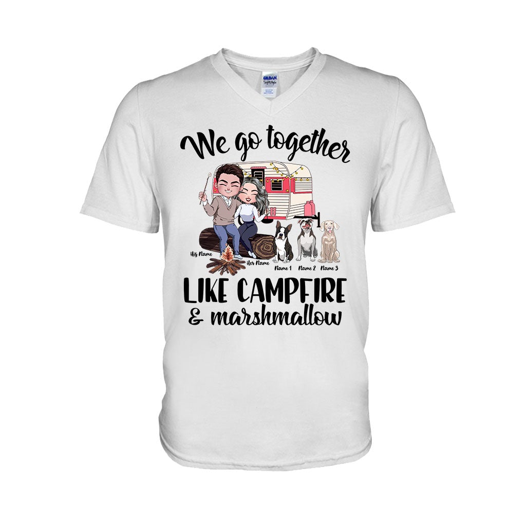 Du und ich und die Hunde und das Lagerfeuer – personalisiertes Camping-T-Shirt und Hoodie