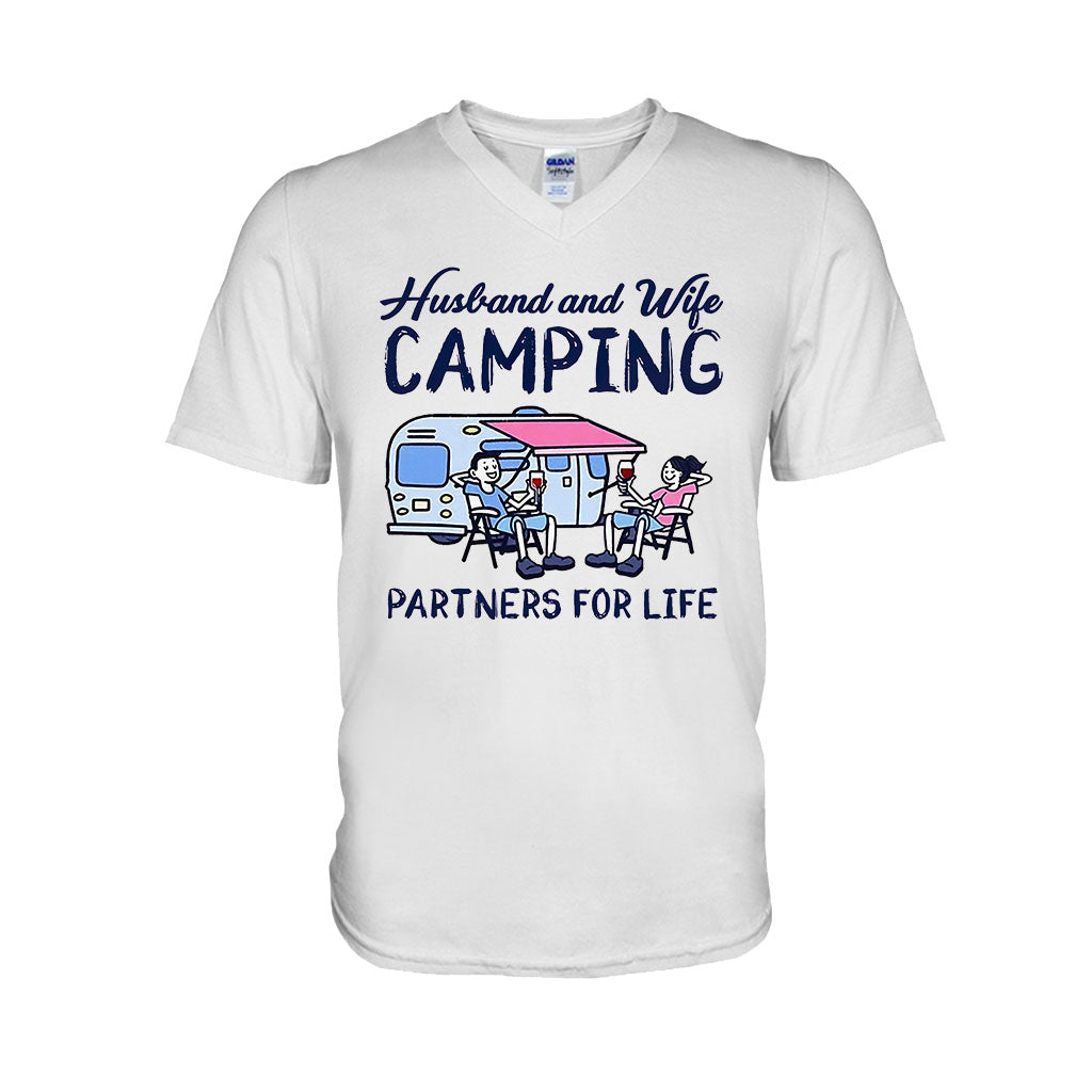 Campingpartner fürs Leben – Camping-T-Shirt und Hoodie für Ehepaare (112021)