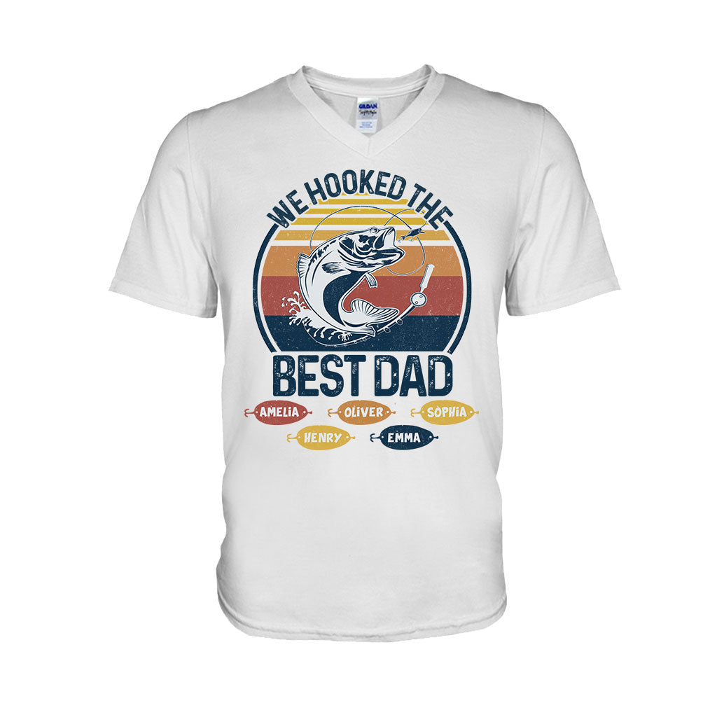 Wir haben den besten Angel-Papa und Opa am Haken! – Angelgeschenk für Papa und Opa – Personalisiertes T-Shirt und Hoodie