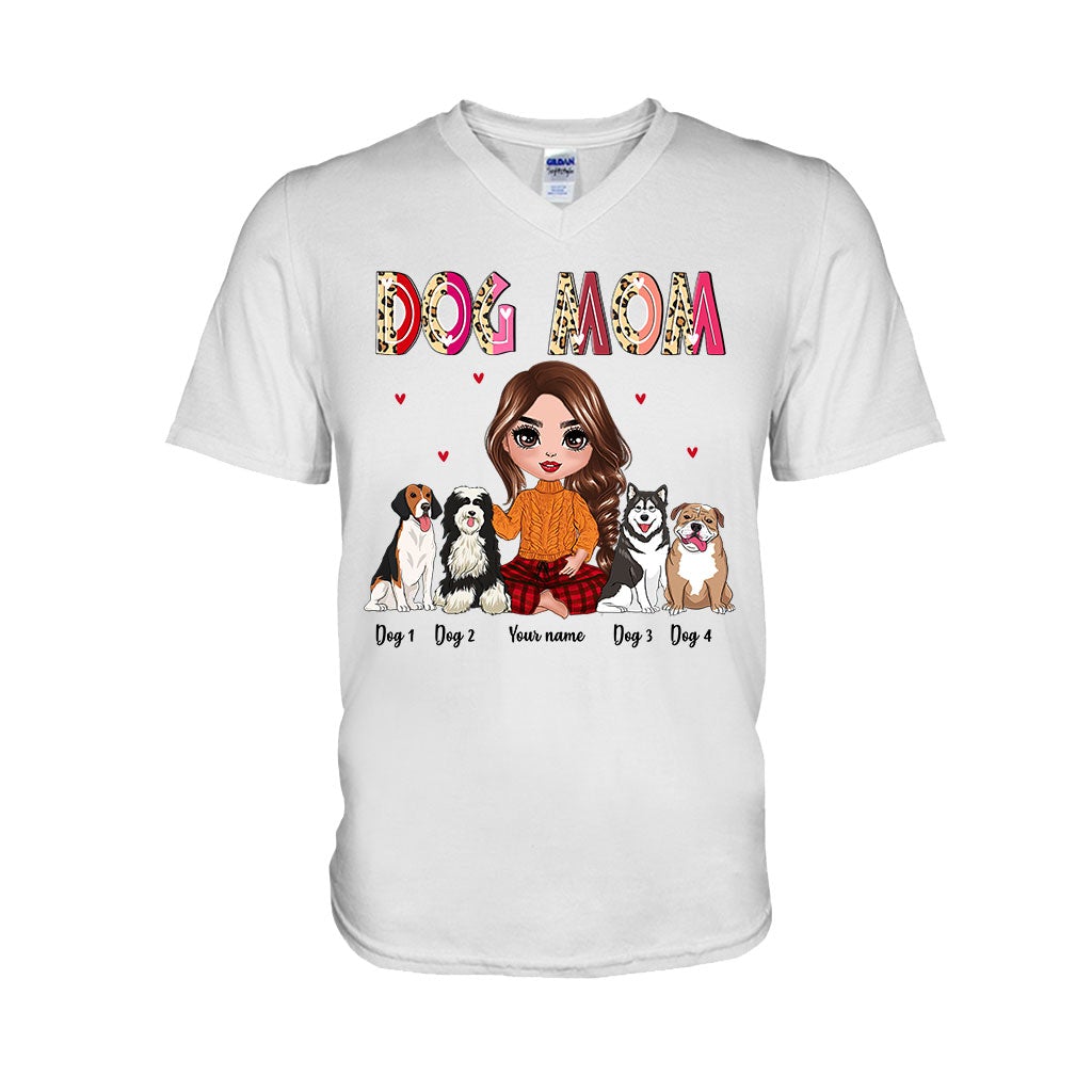 Mama und Oma sitzen mit Hund – personalisiertes Hunde-T-Shirt und Hoodie