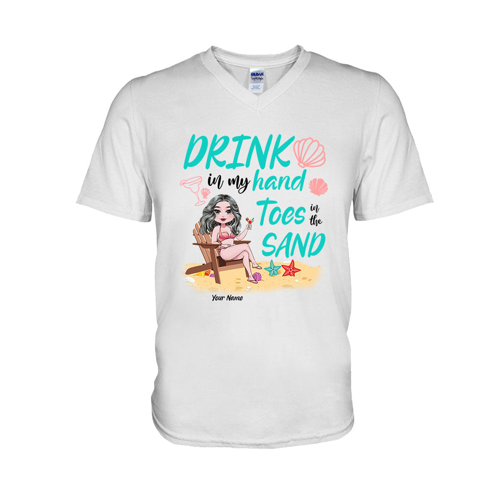 Drink in My Hand Toes The Sand - Personalisiertes T-Shirt und Hoodie für Meeresliebhaber