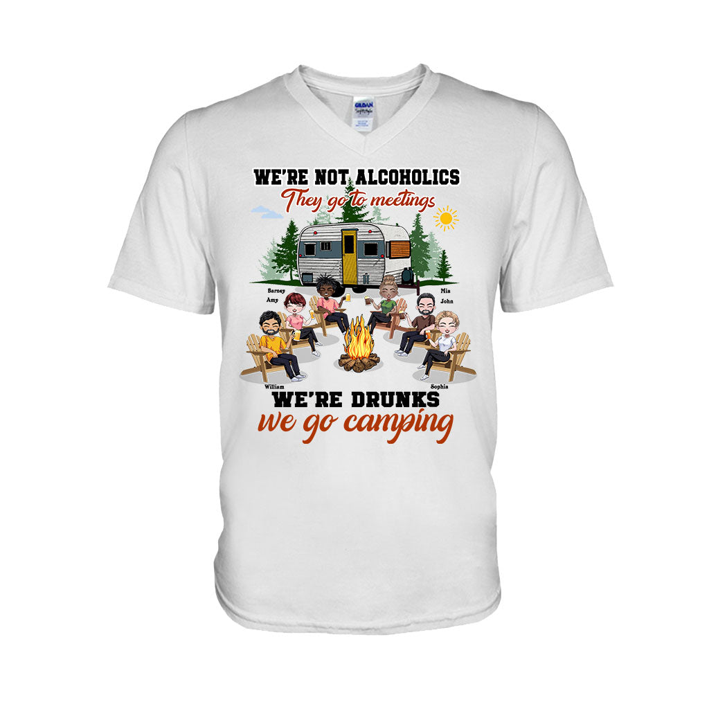 Wir sind keine Alkoholiker, die zum Treffen gehen – Personalisiertes Camping-T-Shirt und Hoodie