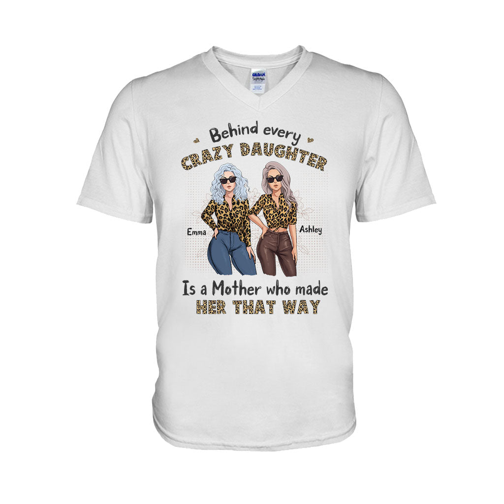 Hinter jeder verrückten Tochter – Personalisiertes Muttertags-T-Shirt und Hoodie