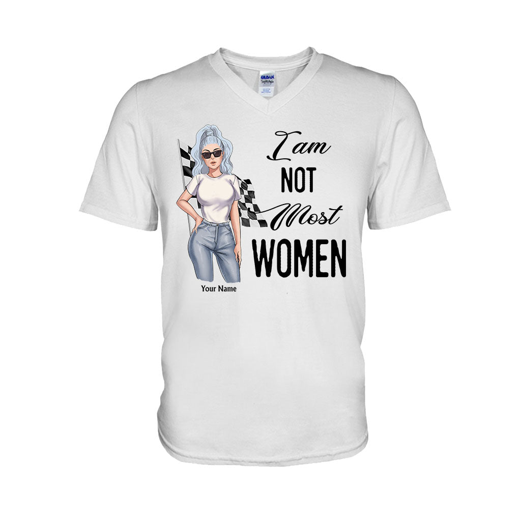 Ich bin nicht wie die meisten Frauen – Personalisiertes Renn-T-Shirt und Hoodie