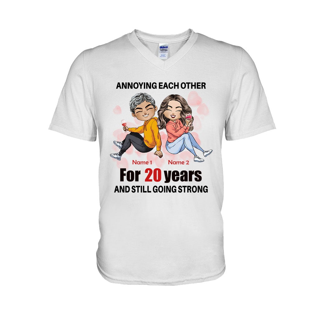 Ehepaar ärgert sich gegenseitig – Personalisiertes Partner-T-Shirt und Hoodie