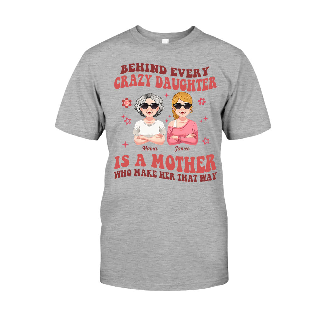 Hinter jeder verrückten Tochter/jedem verrückten Sohn – personalisiertes Mutter-T-Shirt und Hoodie