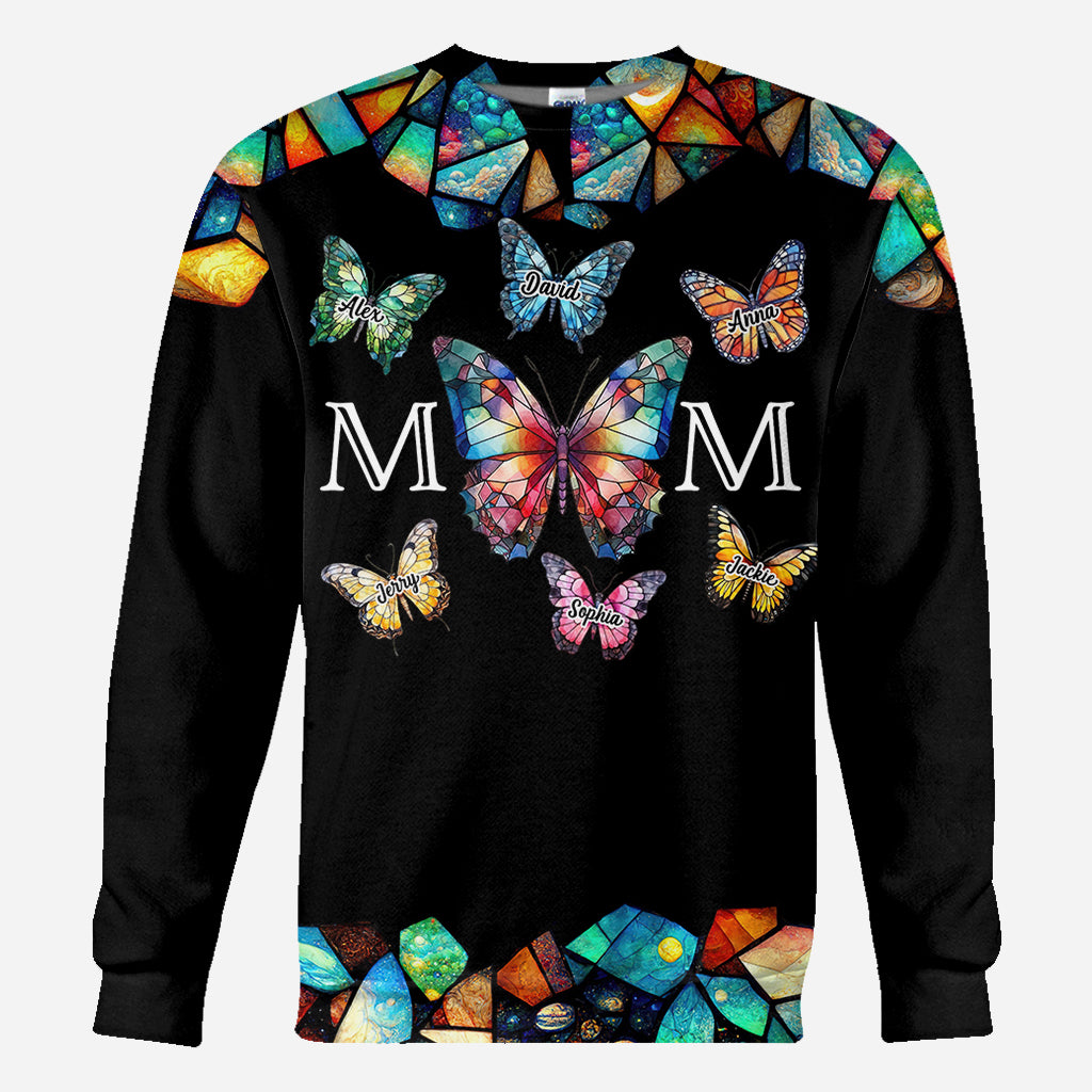 Mama-Schmetterling-Muster in bunten Glasmalereien – personalisiertes Mutter-Shirt mit Rundum-Aufdruck