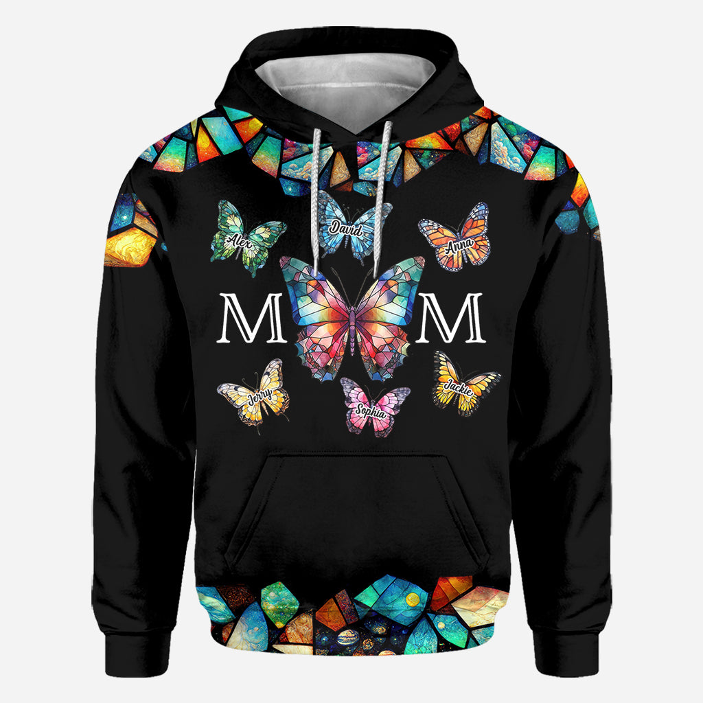 Mama-Schmetterling-Muster in bunten Glasmalereien – personalisiertes Mutter-Shirt mit Rundum-Aufdruck
