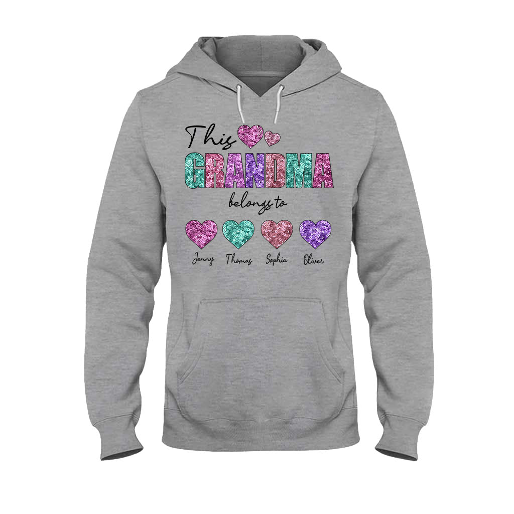 Dieses Mama-/Oma-Shirt gehört ins Herz – personalisiertes Mutter-T-Shirt und Hoodie