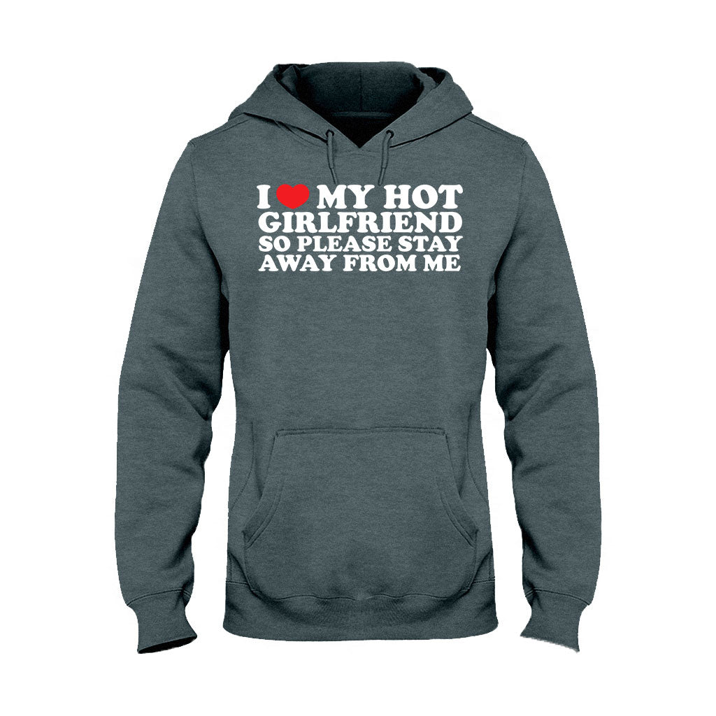 Ich liebe meine Freundin – Personalisiertes Partner-T-Shirt und Hoodie