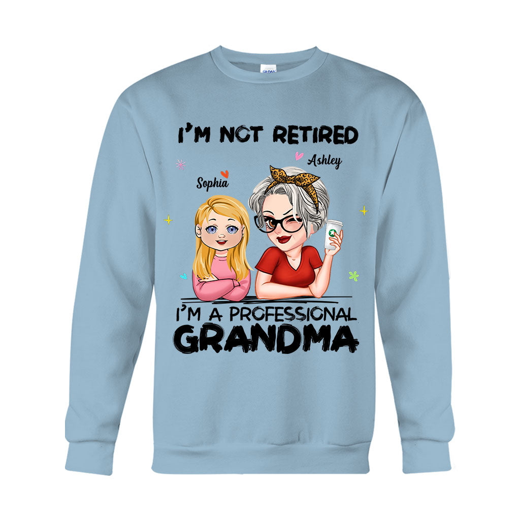 Ich bin nicht im Ruhestand, ich bin professionelle Oma – Personalisiertes Oma-T-Shirt und Hoodie