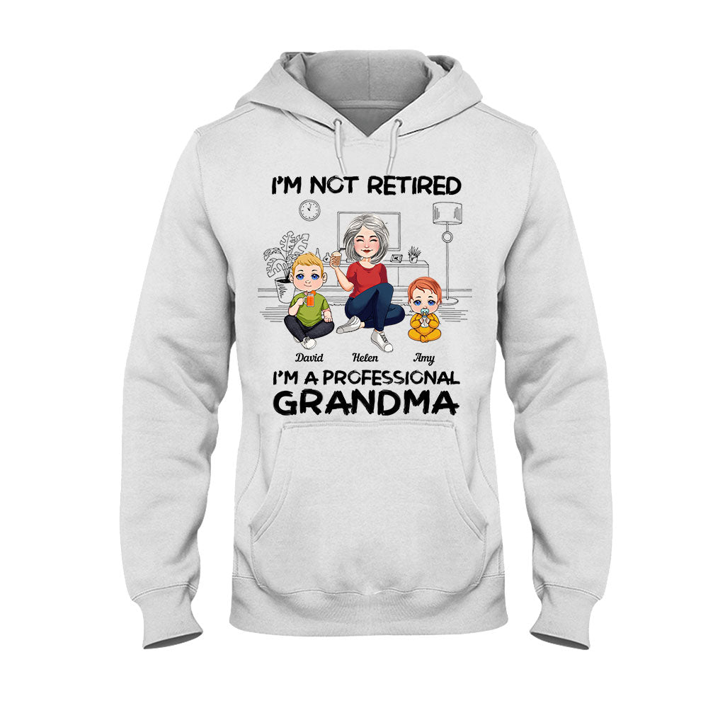 Ich bin nicht im Ruhestand, ich bin professionelle Oma – Personalisiertes Oma-T-Shirt und Hoodie