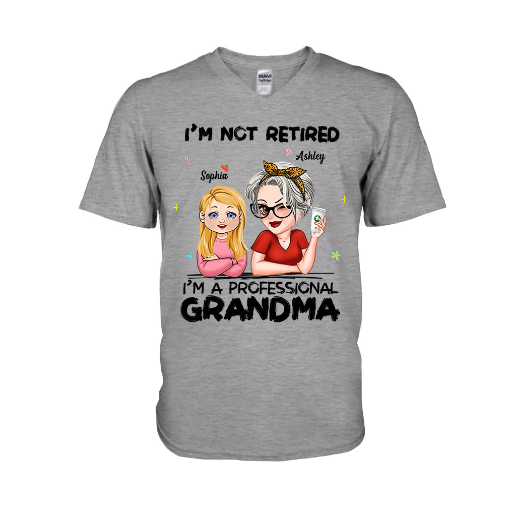 Ich bin nicht im Ruhestand, ich bin professionelle Oma – Personalisiertes Oma-T-Shirt und Hoodie