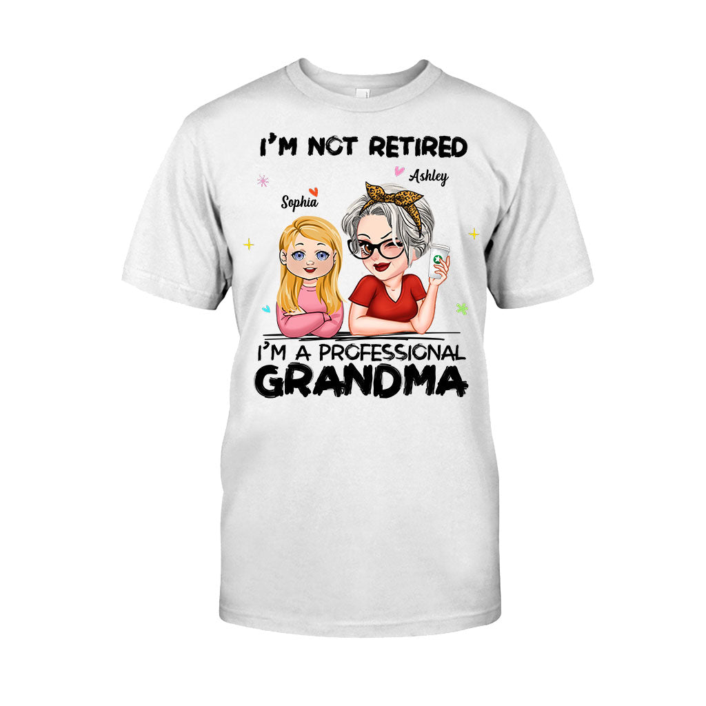 Ich bin nicht im Ruhestand, ich bin professionelle Oma – Personalisiertes Oma-T-Shirt und Hoodie