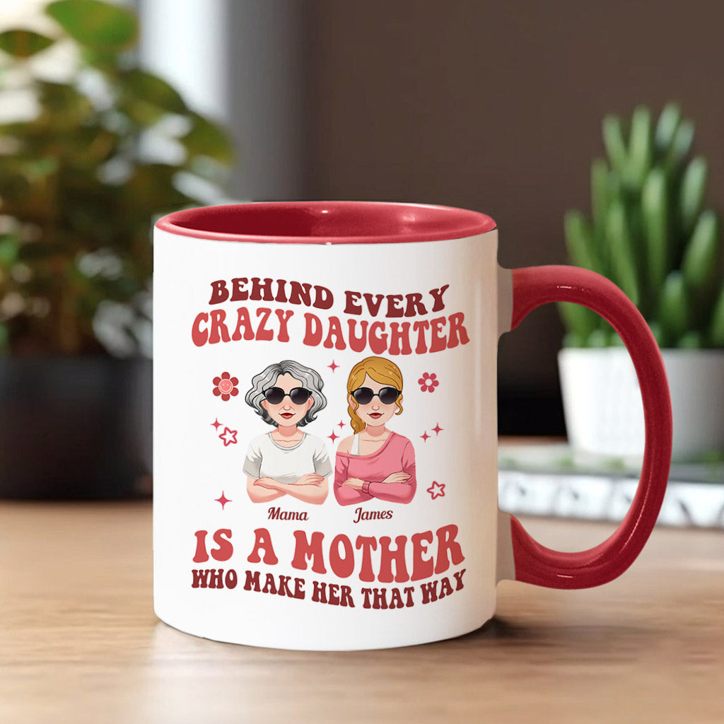 Hinter jeder verrückten Tochter/jedem verrückten Sohn – personalisierte Tasse mit Muttermotiv