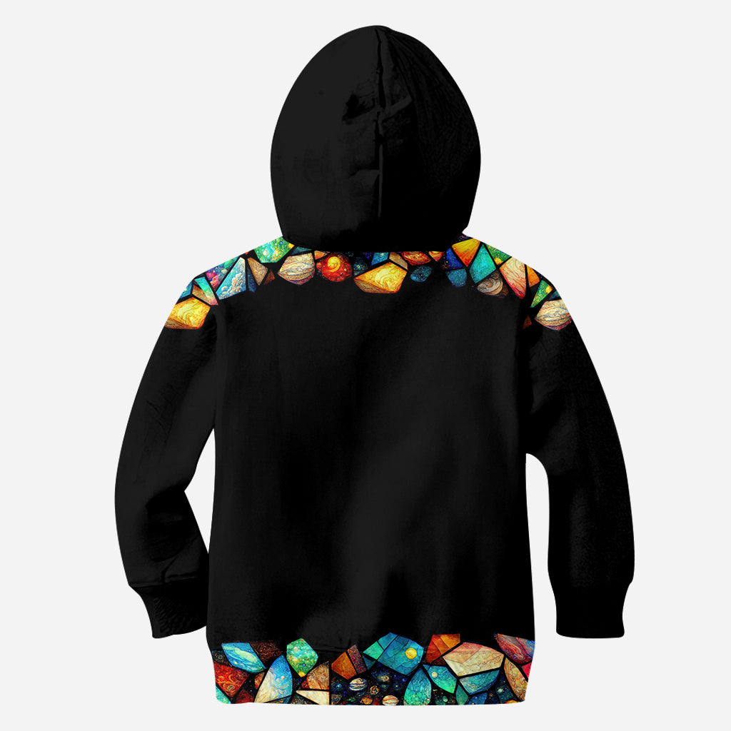 Mama-Schmetterling-Muster in bunten Glasmalereien – personalisiertes Mutter-Shirt mit Rundum-Aufdruck