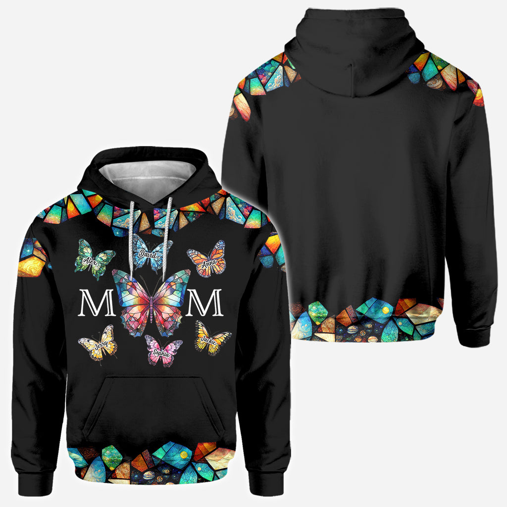 Mama-Schmetterling-Muster in bunten Glasmalereien – personalisiertes Mutter-Shirt mit Rundum-Aufdruck