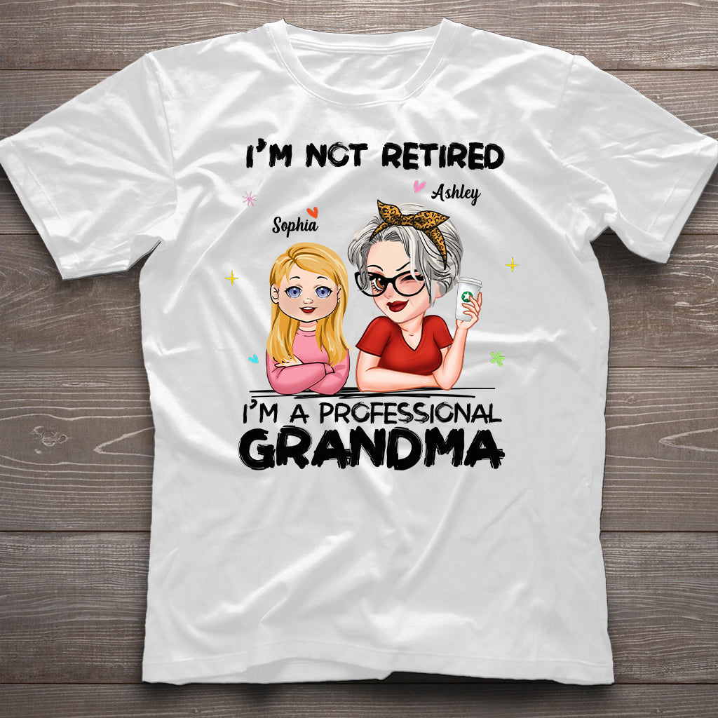 Ich bin nicht im Ruhestand, ich bin professionelle Oma – Personalisiertes Oma-T-Shirt und Hoodie
