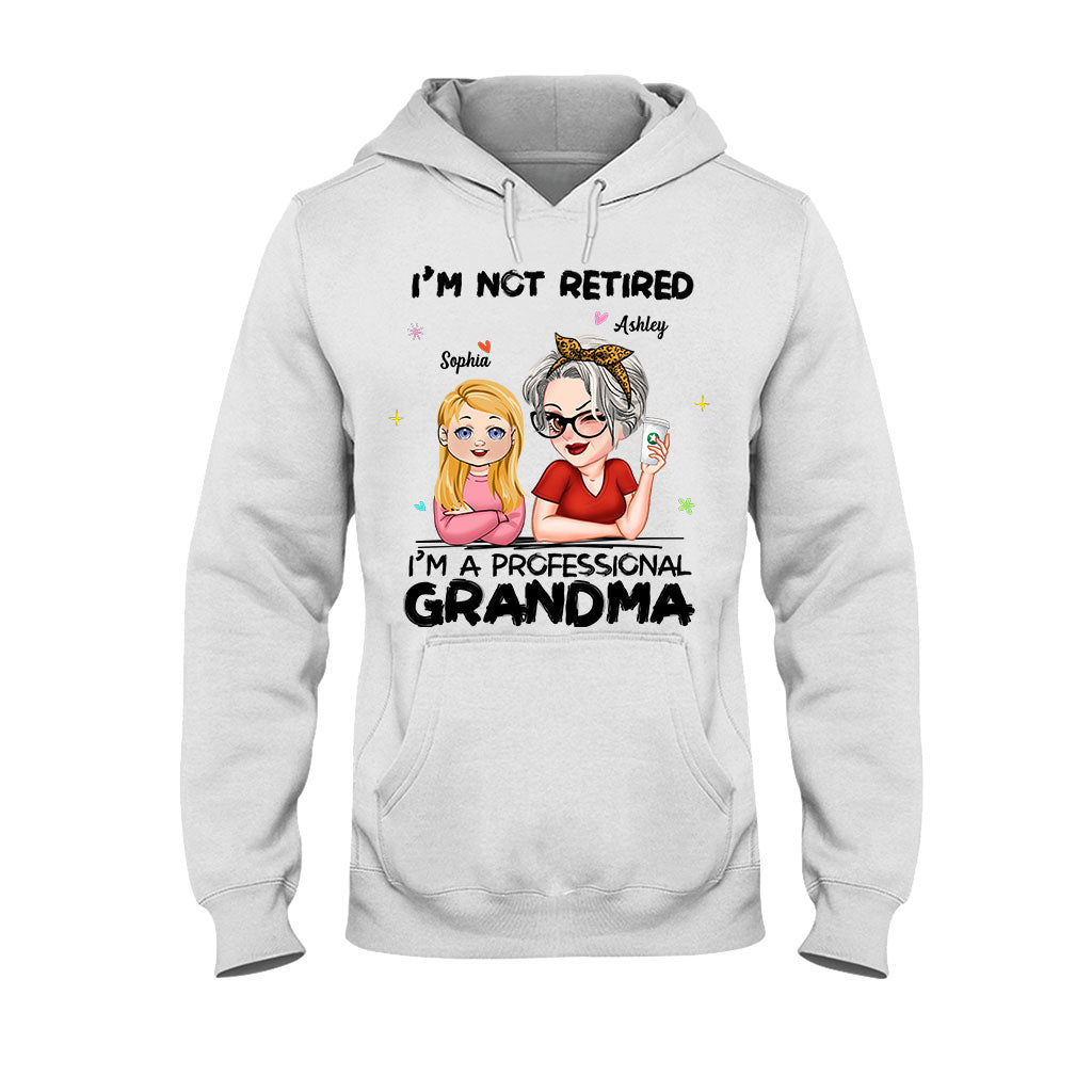 Ich bin nicht im Ruhestand, ich bin professionelle Oma – Personalisiertes Oma-T-Shirt und Hoodie