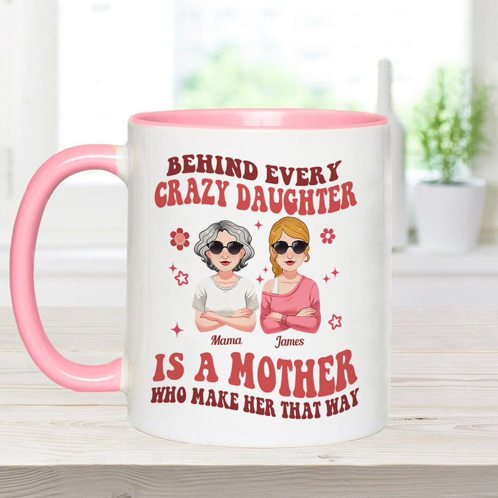 Hinter jeder verrückten Tochter/jedem verrückten Sohn – personalisierte Tasse mit Muttermotiv