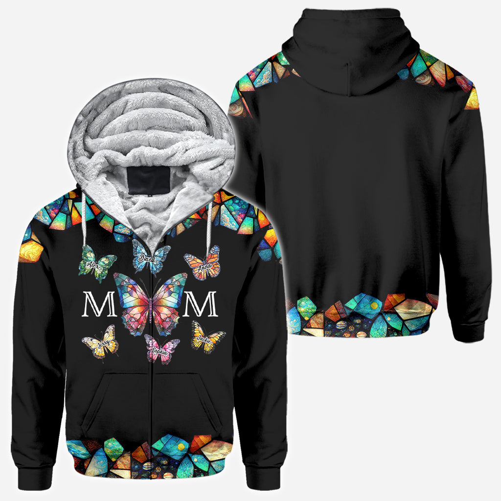 Mama-Schmetterling-Muster in bunten Glasmalereien – personalisiertes Mutter-Shirt mit Rundum-Aufdruck