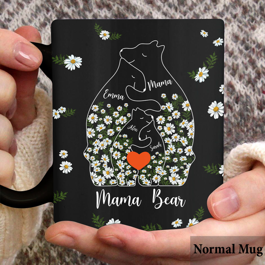 Personalisierte Muttertasse mit Blumenmuster: Mama Bär und ihre Jungen umarmen sich.